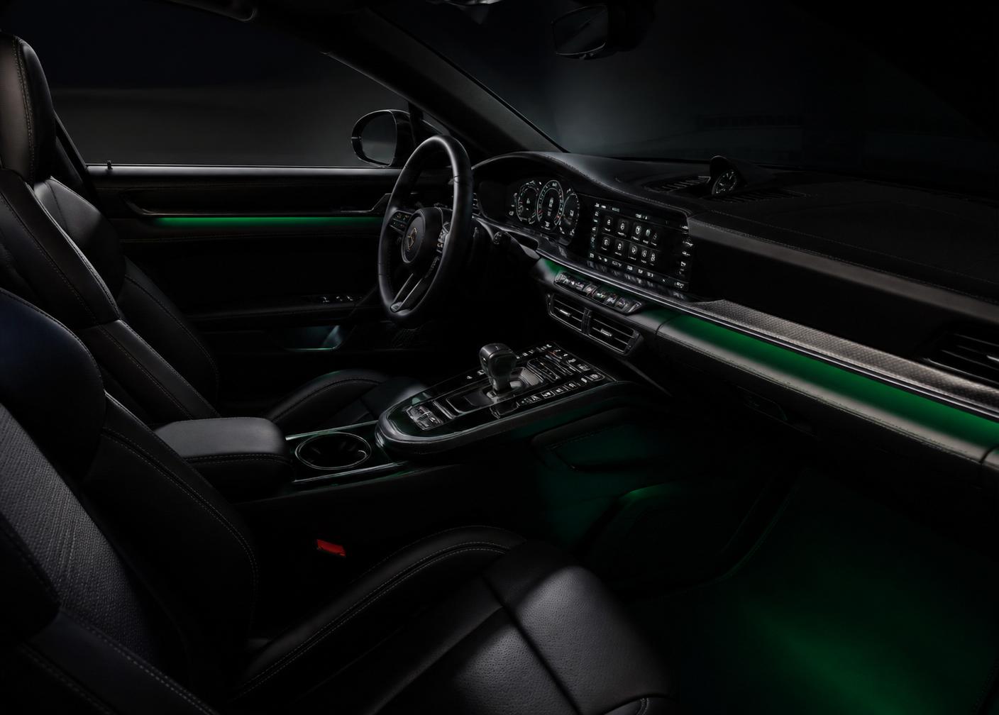 Interior de carro de luxo com iluminação ambiente